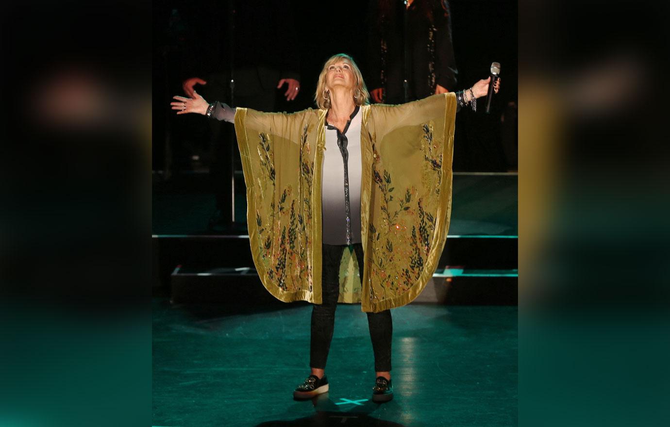 Olivia Newton-John Dazzling Look Onstage Beat Cancer