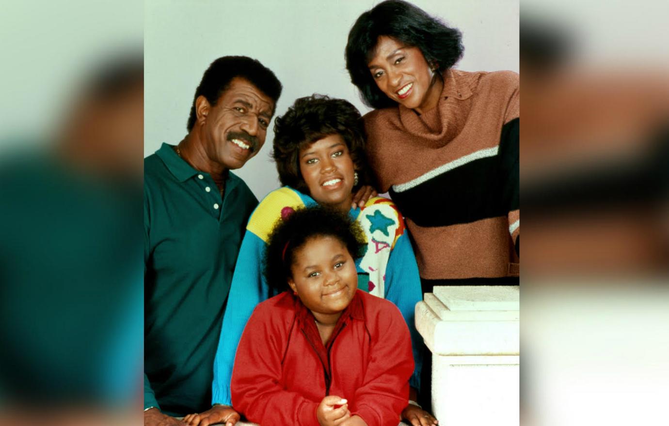 The 227 stars posed for a promo shot with Regina King in the middle of this TV sitcom family photo.