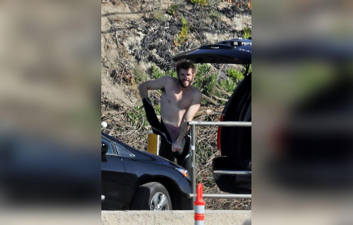 Liam Hemsworth Shirtless Photos