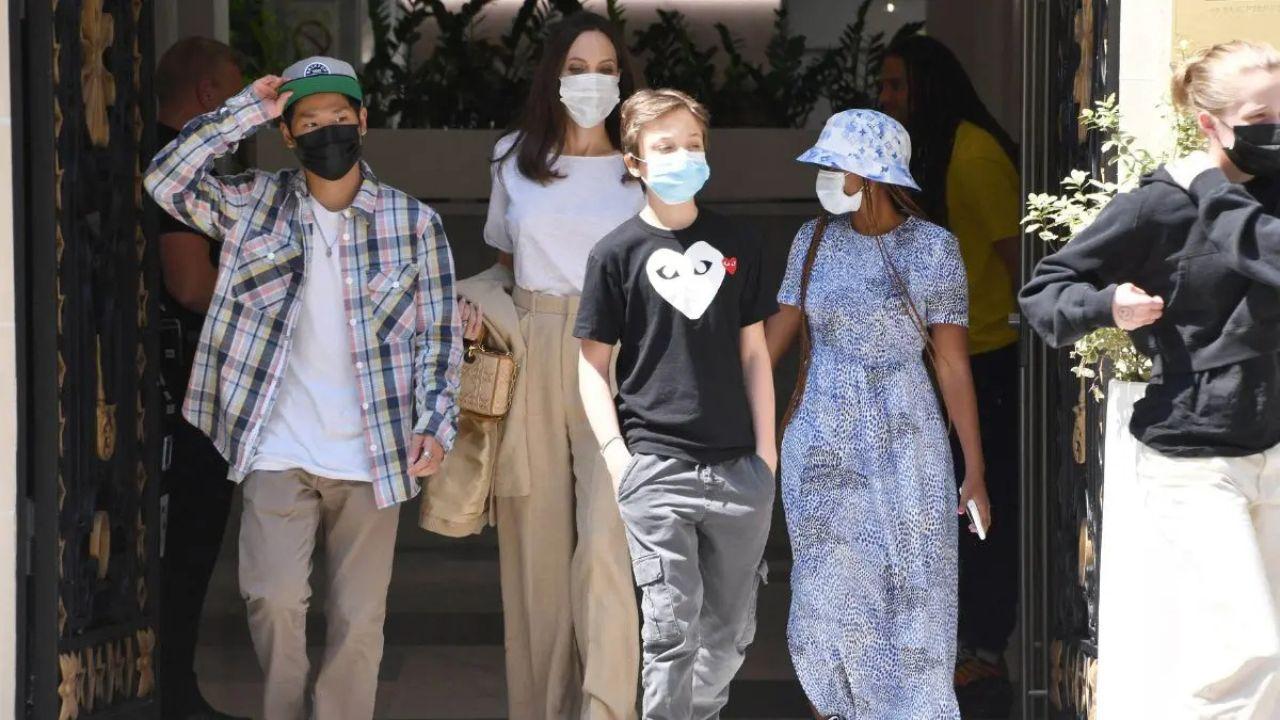 A photo of Angelina Jolie and her children 