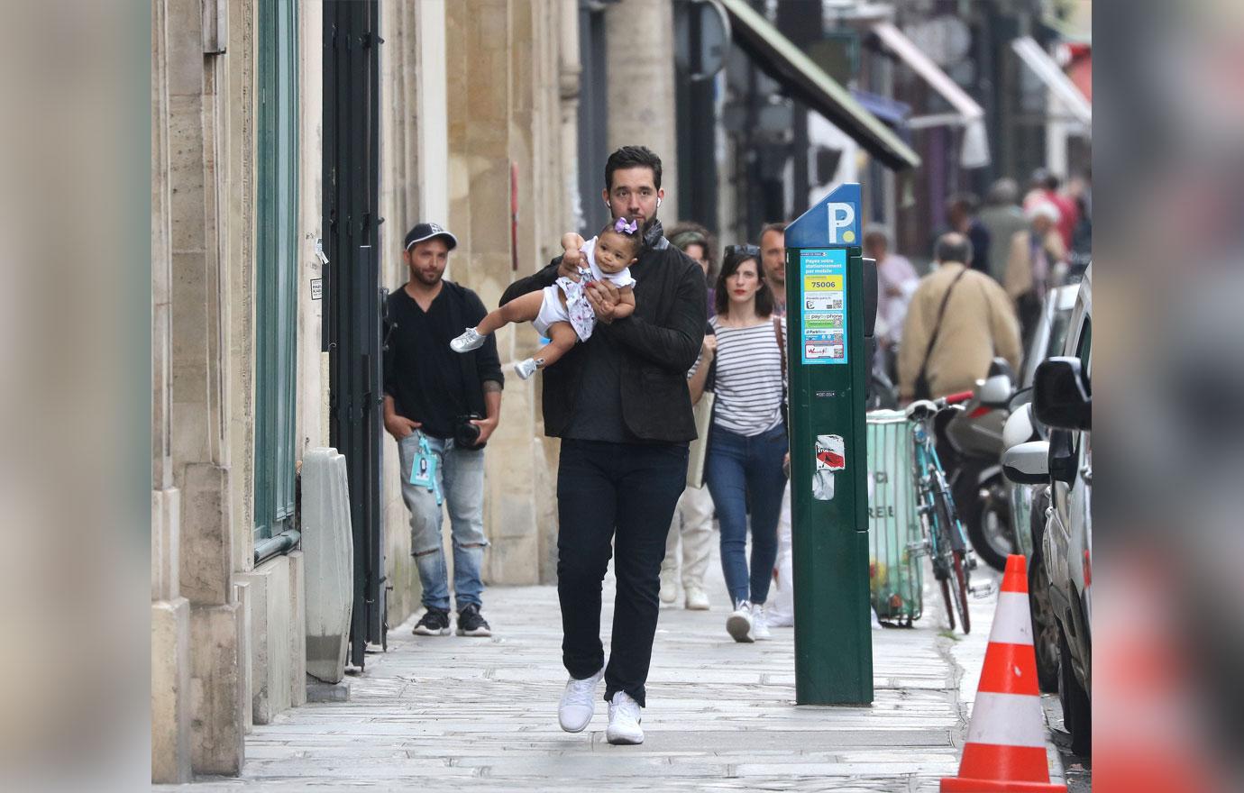 Serena Williams Baby And Husband Shop In Paris