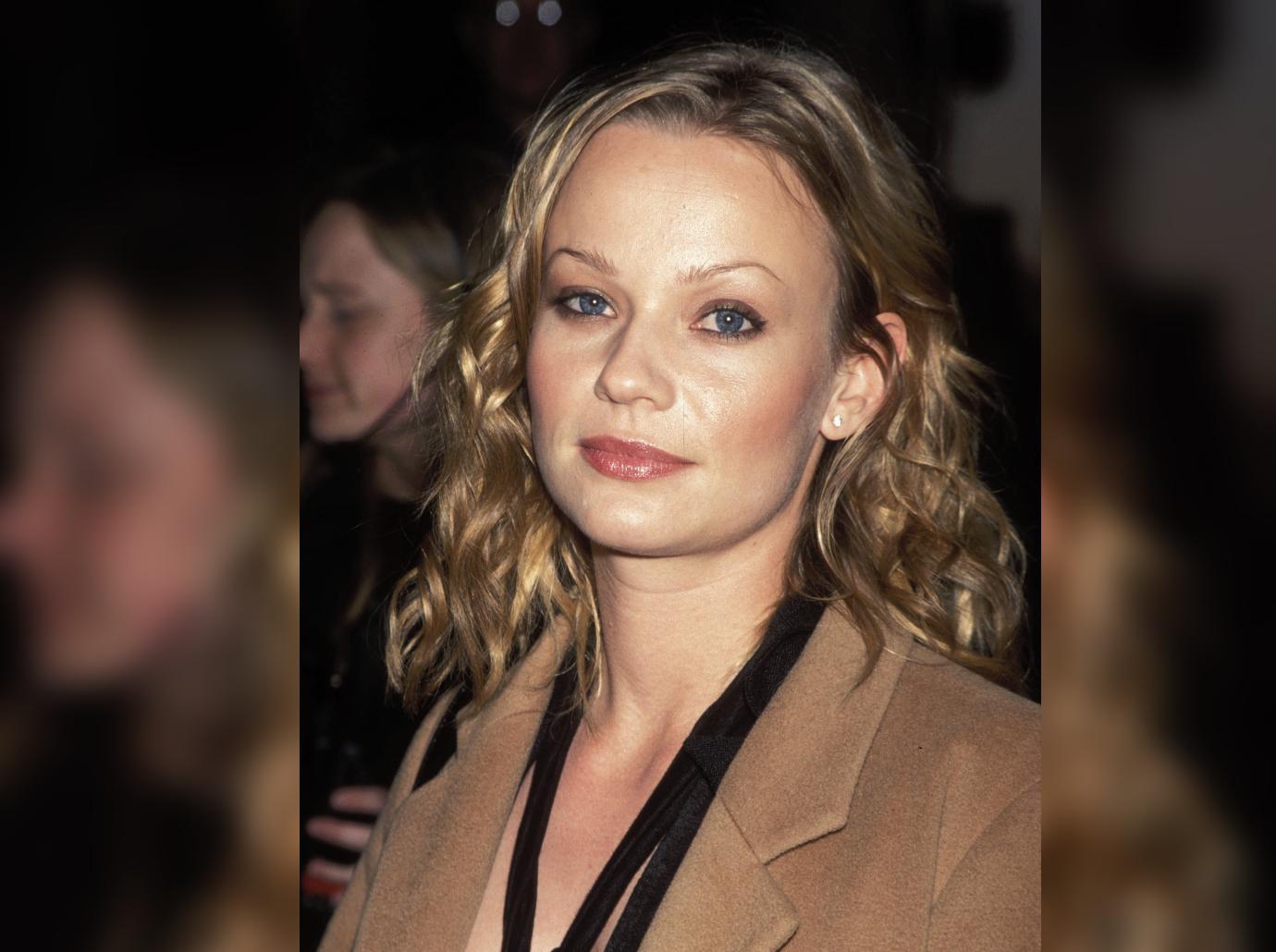 samantha mathis gallery pic