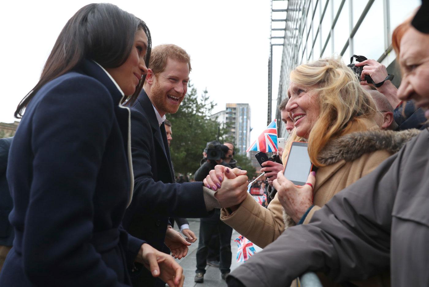 //Meghan Markle hugs fans Prince Harry