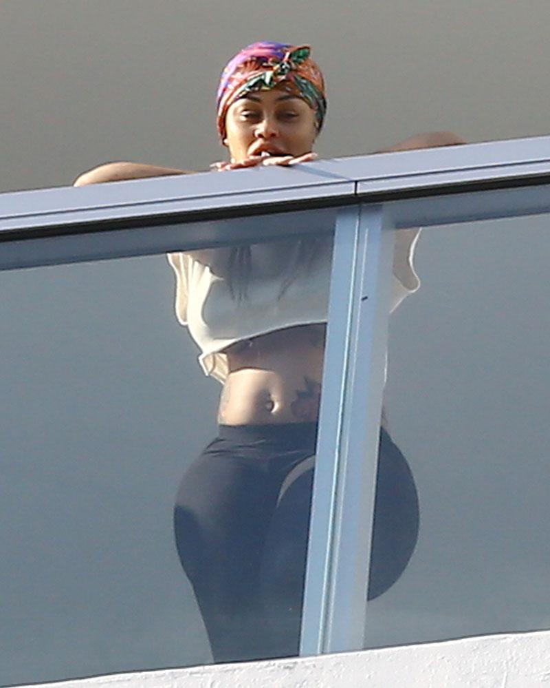 //blac chyna pregnant belly butt black yoga pants miami