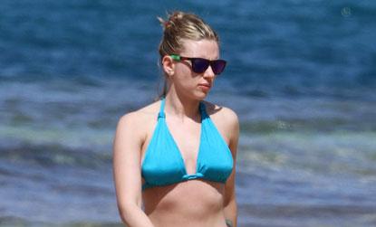 //scarlett johansson bikini beach