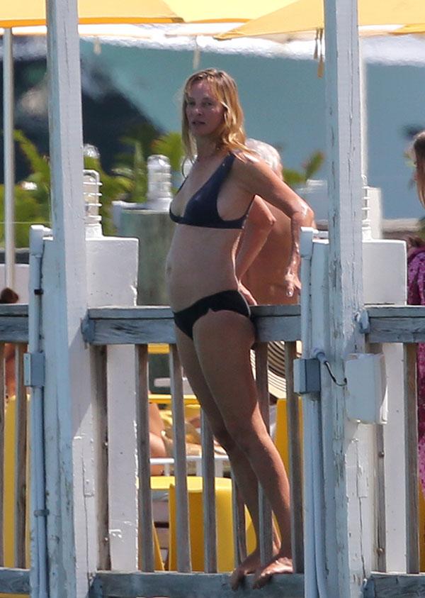 //Uma Thurman Bikini Miami Photos