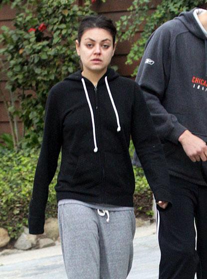 //ashton kutcher mila kunis no makeup dog walk