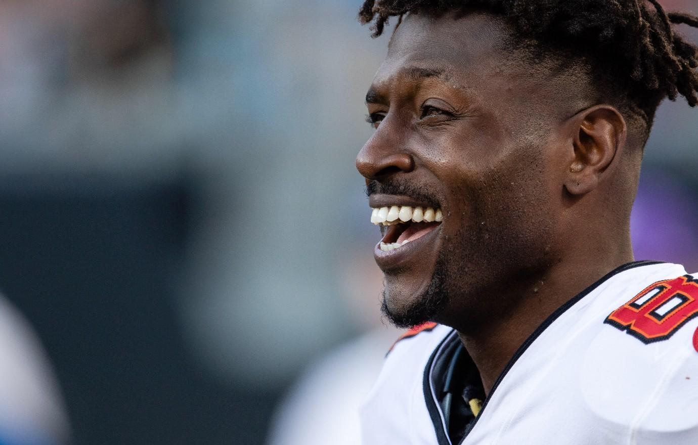 antonio brown exposes himself woman hotel pool