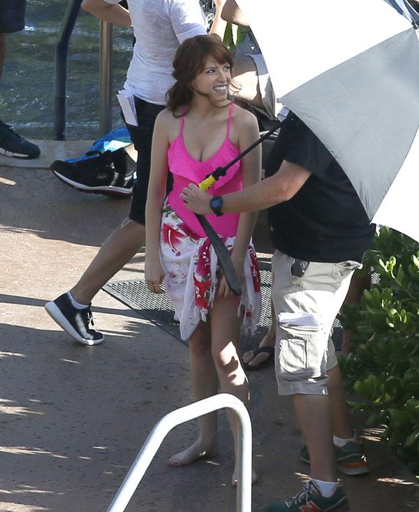 Pretty In Pink Anna Kendrick Amazes In One Piece Swimsuit On Set Of Upcoming Film In Hawaii
