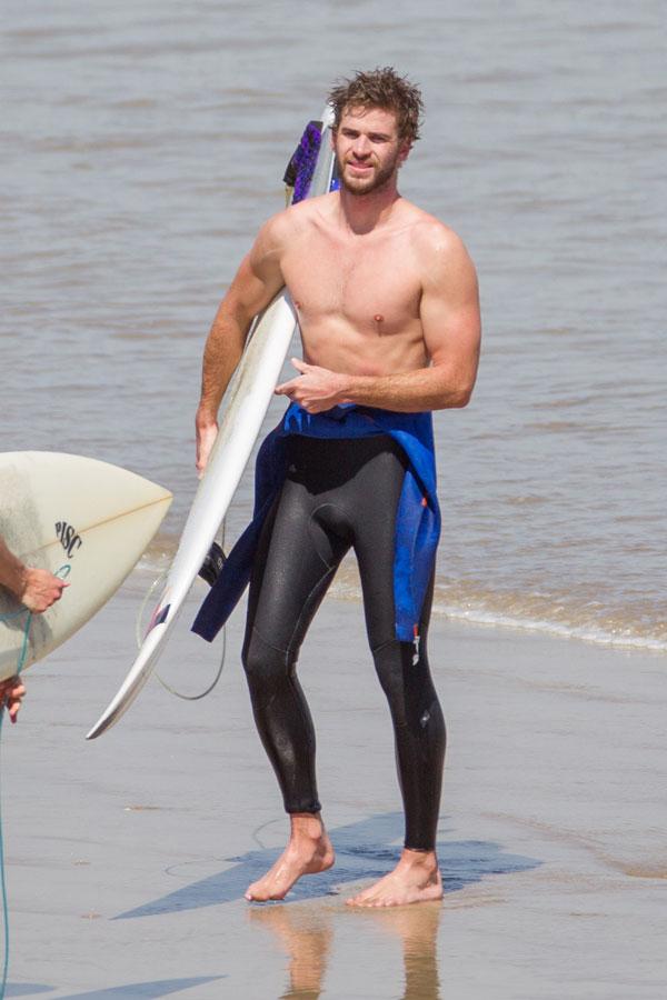 liam hemsworth shirtless beach