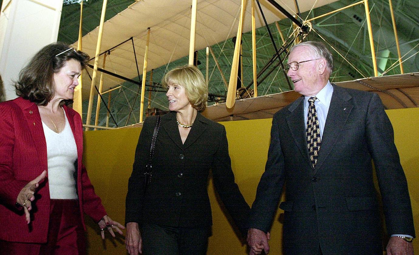 Amanda Wright Lane (L), great grandniece of Orville and Wilbur Wright speaks with Astronaut Neil Armstrong, first human to walk on the Moon, and his wife Carol (C) after opening ceremonies at the the National Air and Space Musuem Steven F. Udvar-Hazy Center, 11 December 2003 in Chantilly, Virginia.