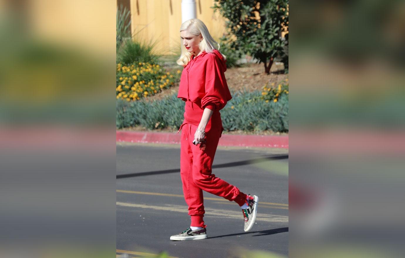 Gwen Stefani Dresses In Red For Holidays Pregnancy Rumors