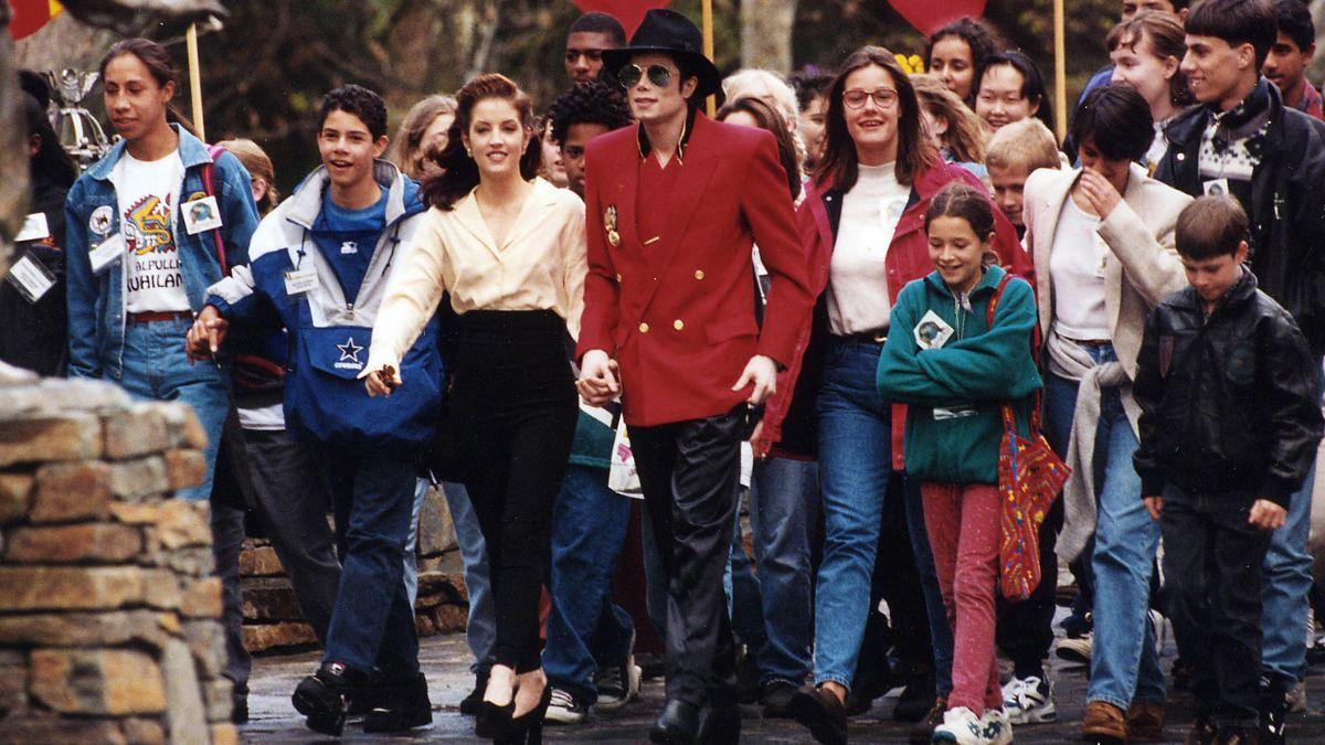 Photo of Michael Jackson and Lisa Marie Presley