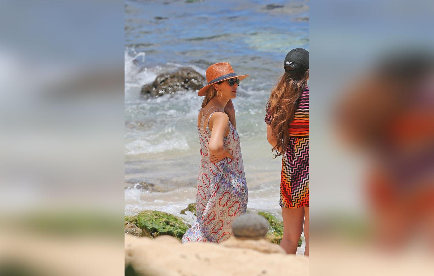 Jessica Alba Pregnant Baby Bump Beach