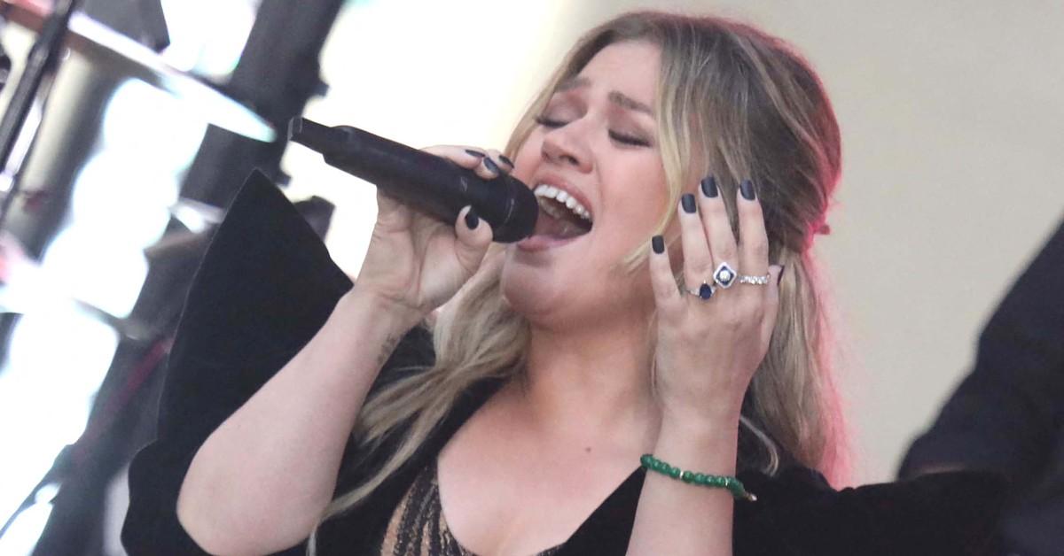 kelly clarkson performing