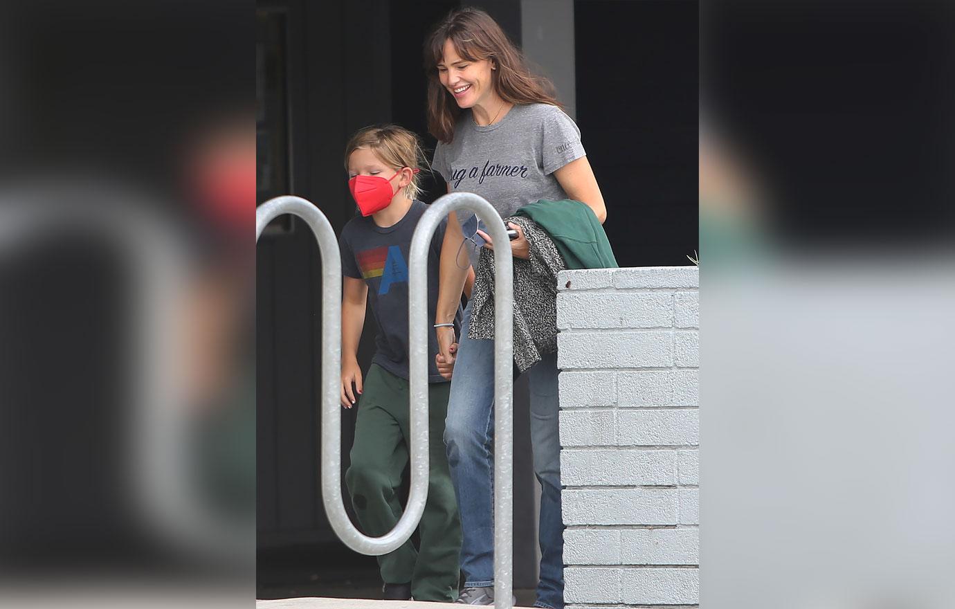 Jennifer Garner and Boyfriend John Miller Hold Hands on Lunch Date