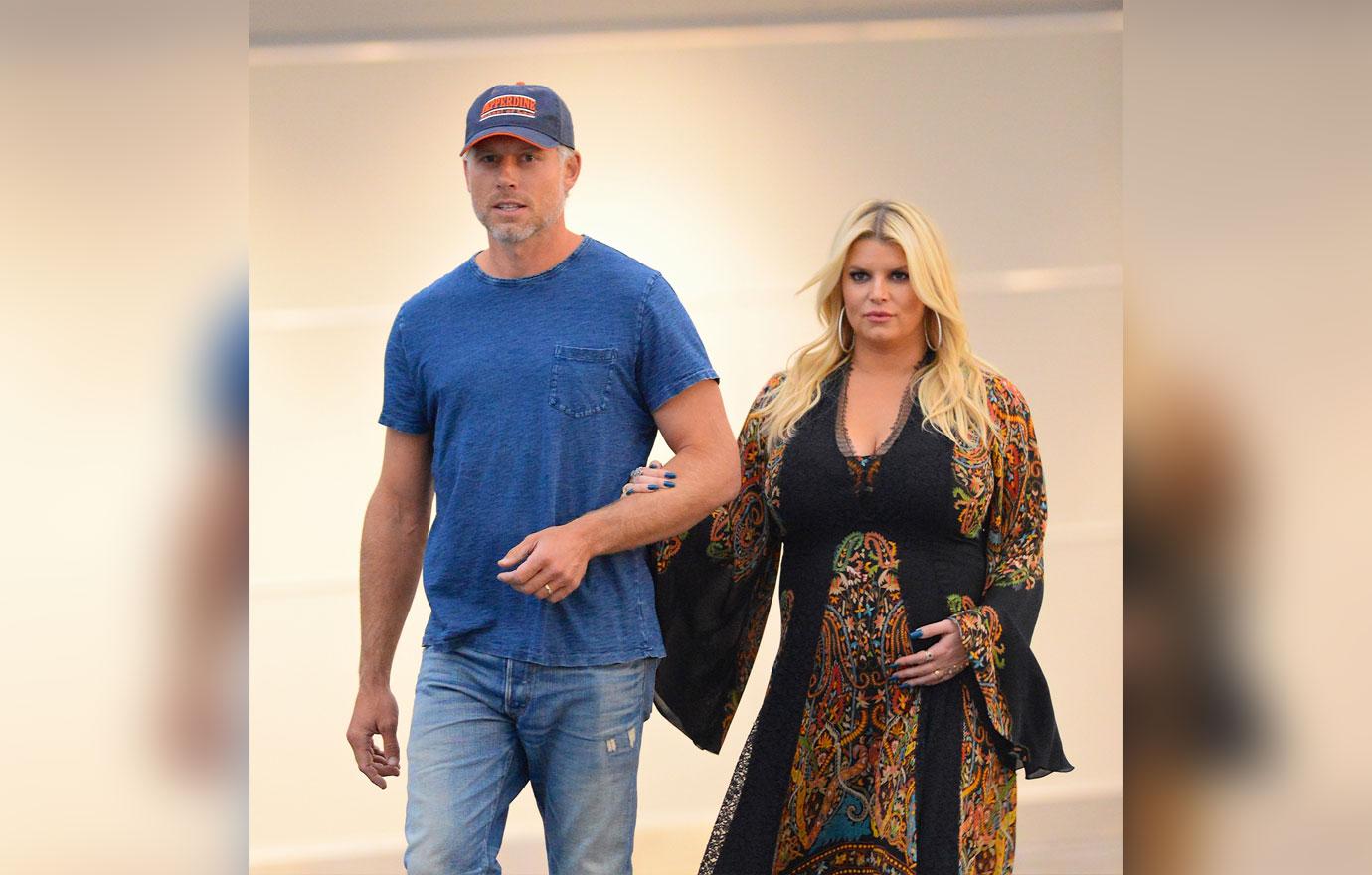 Jessica Simpson Pregnant Holds Baby Bump