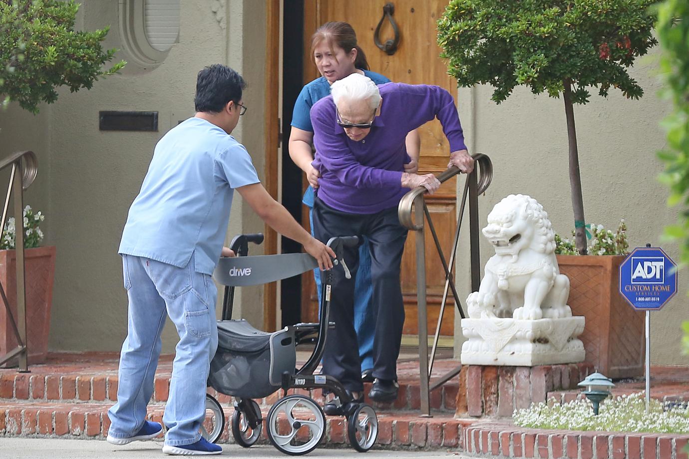 Kirk Douglas – 102-Year-Old Hollywood Legend Goes For A Walk In Beverly Hills