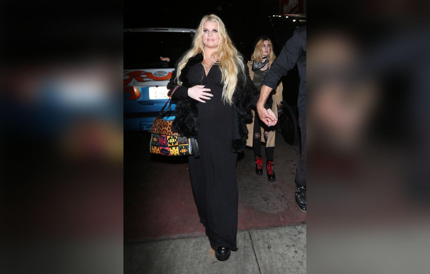 //jessica simpson flaunts baby bump leaves roxy with eric johnson