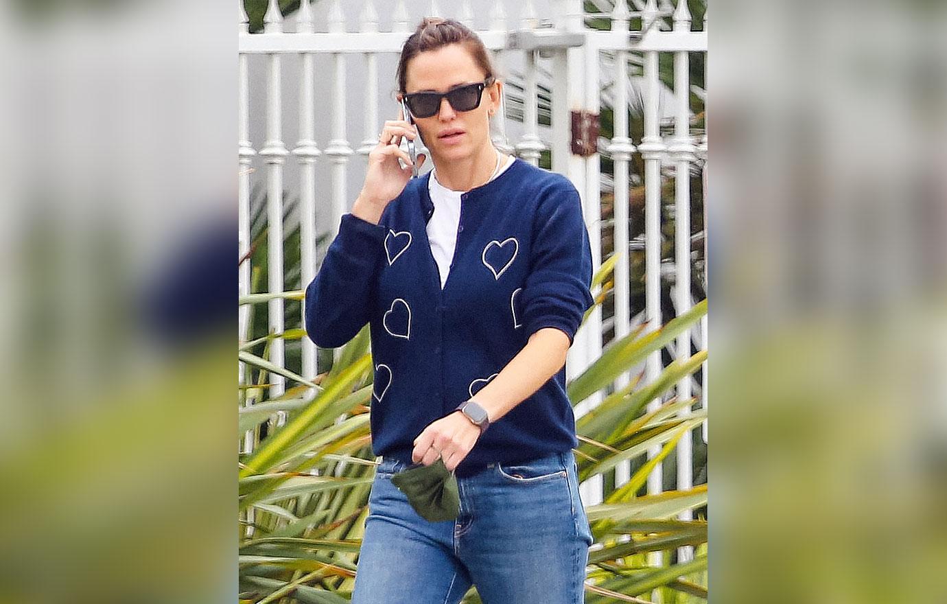 jen garner hides hand no engagement ring diamond photos r