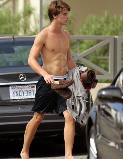 Like Father Like Son Arnold Schwarzenegger S Son Patrick Has Fit Physique