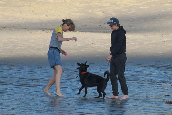 Kristen Stewart & Girlfriend Romantic Beach Day