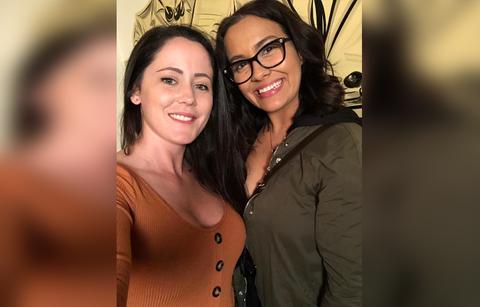 Briana Dejesus and Jenelle Evans poses for a photo.