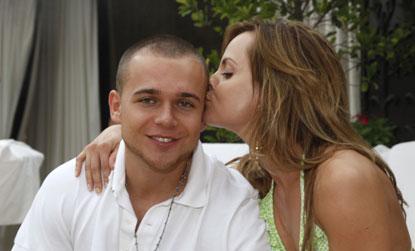 //mena kissing simone_