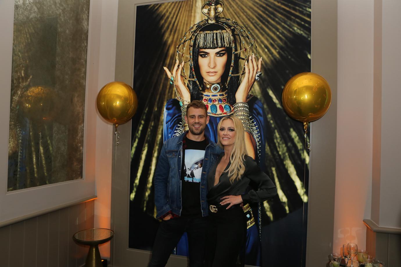 Nick Viall Peta Murgatroyd Poses In Front Of Cleopatra Photo