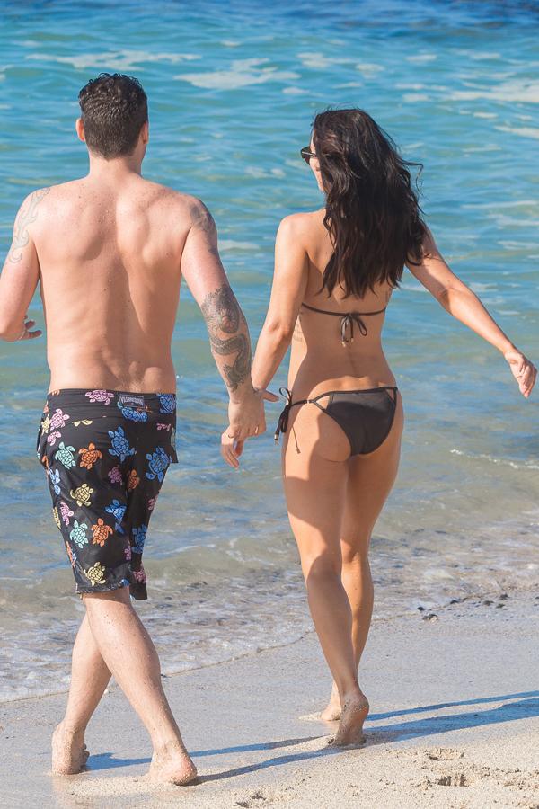 //megan fox hawaii post baby body