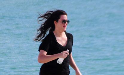 //kourtney khloe kardashian beach workout