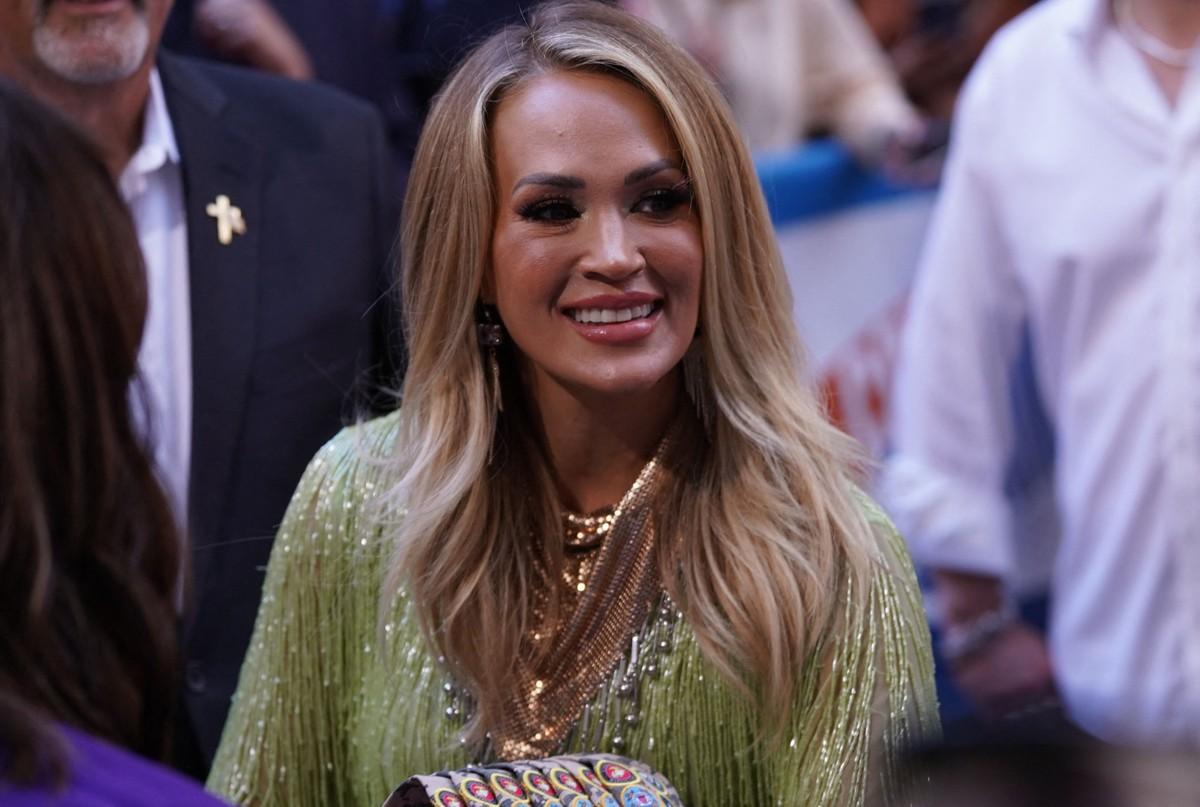 Carrie Underwood said she and Chace Crawford ended their 2008 fling over text.