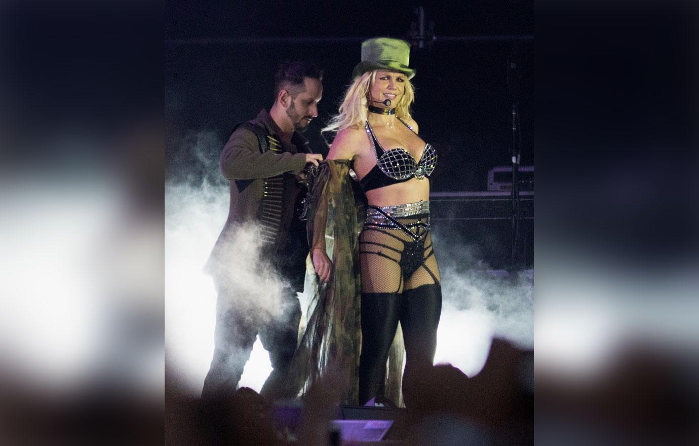 Britney Spears Performs Amid Child Support Money Battle With Kevin Federline