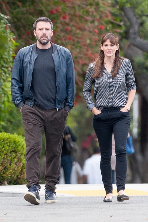 //ben affleck no ring mystery on off wedding band jennifer garner wife​