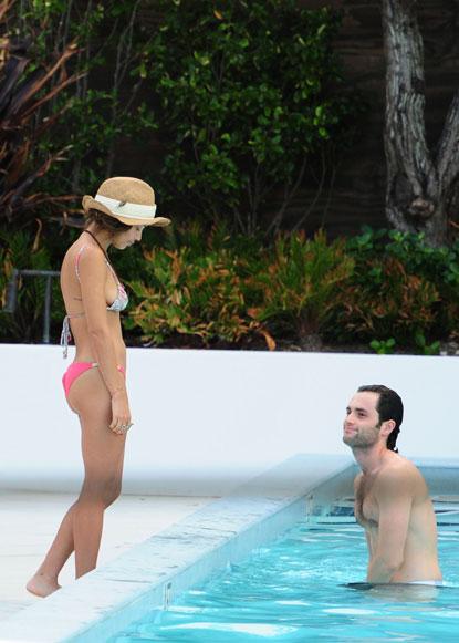 //inf_penn_badgley_and_zoe_kr__