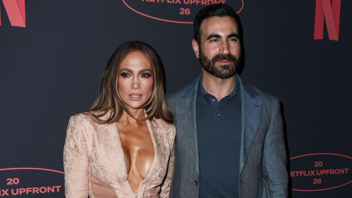 Photo of Brett Goldstein and Jennifer Lopez