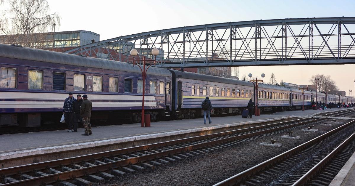 vladimir putin refusing to fly only taking armored trains