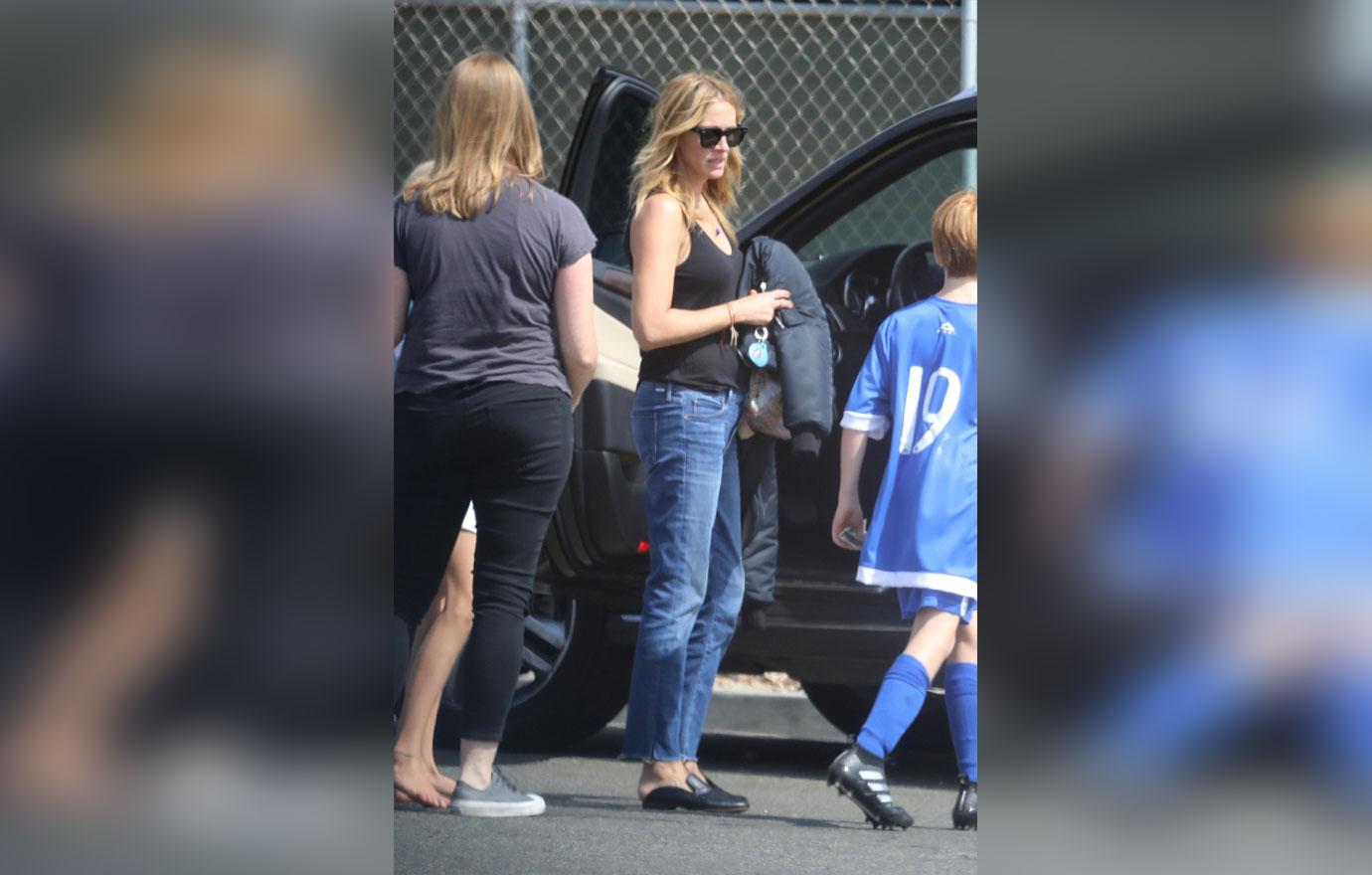 //julia roberts soccer mom during divorce drama danny moder