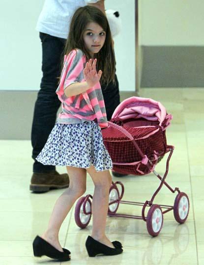 Tom Cruise And Katie Holmes With Suri In Pittsburgh
