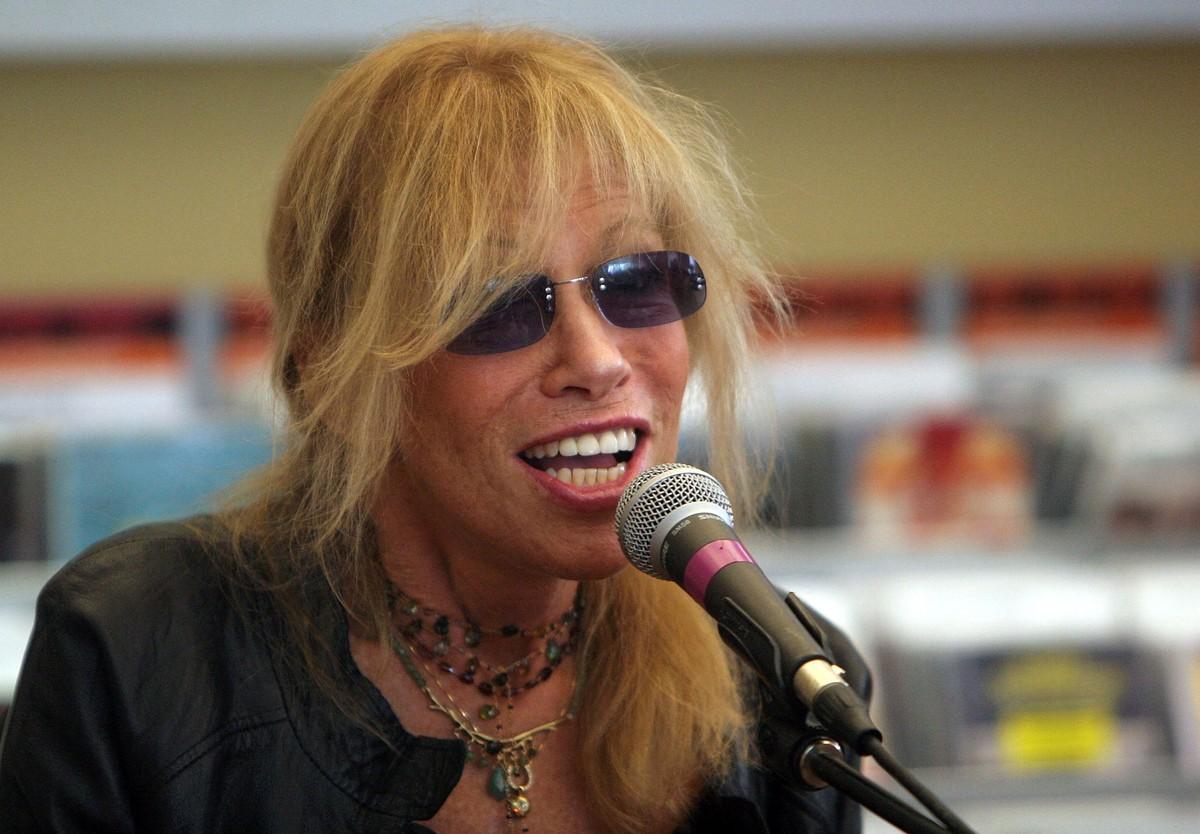 Carly Simon said mobility issues left her needing help to stand and walk.
