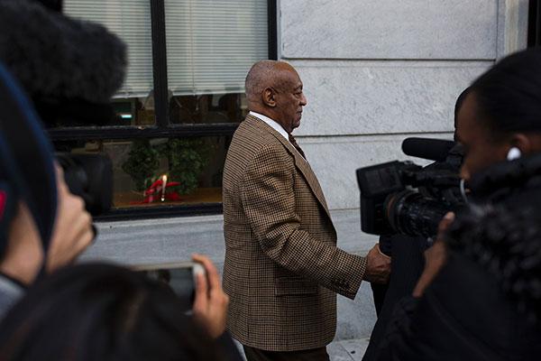 bill cosby sexual assault case blind defense trial pretrial arrival pics