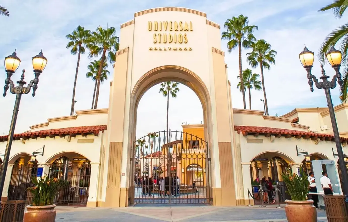 universal studios lawsuit beetlejuice character employee racism allegations lawsuit