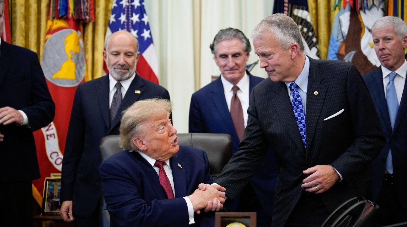 Picture of Donald Trump and Sen. Sullivan