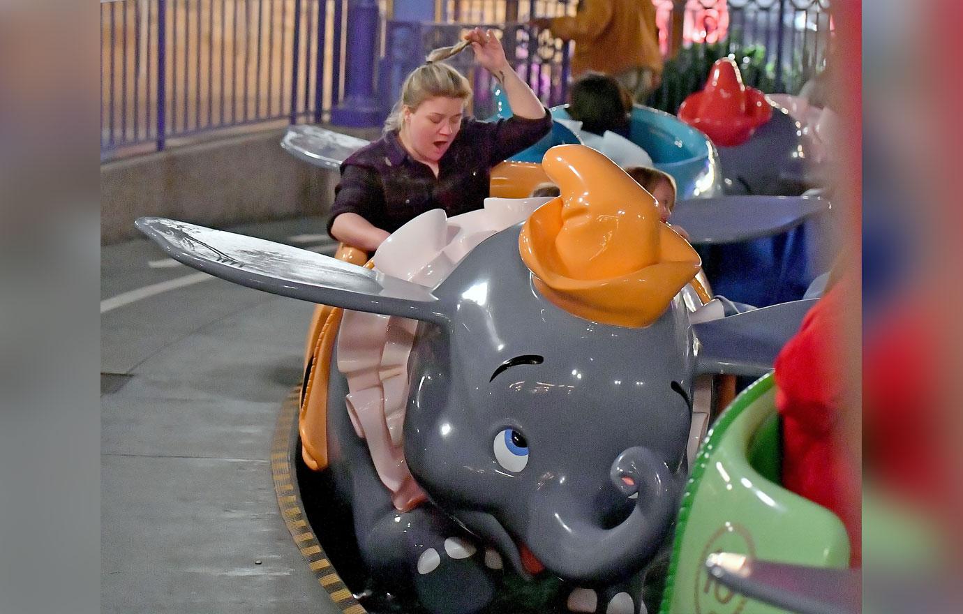 Kelly Clarkson Rides Dumbo Amid Talk Of Replacing Megyn Kelly