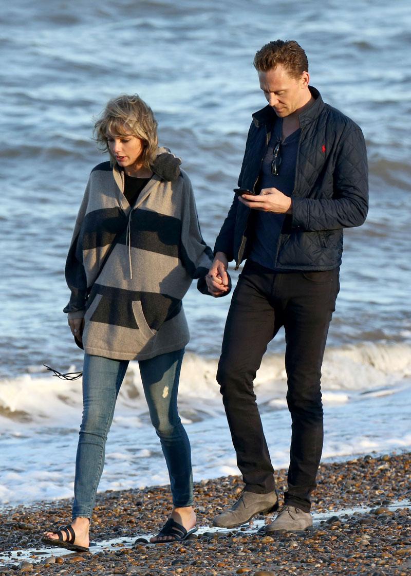 //taylor swift tom hiddleston walk beach with mom