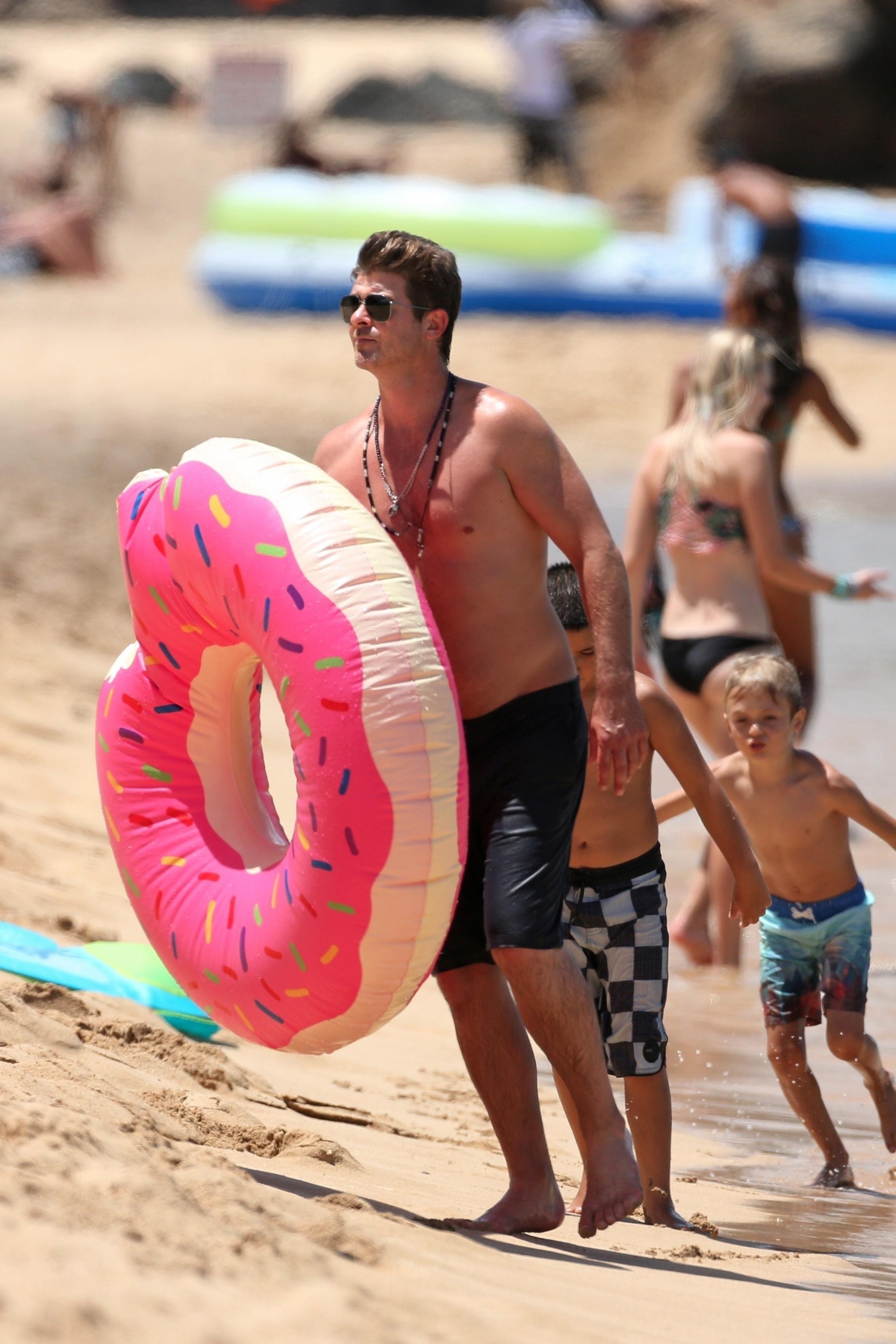 Robin Thicke Pregnant Love April Love Geary Flaunts Baby Bump In Hawaii