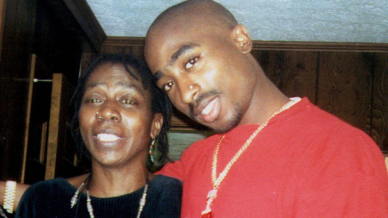 Image of Tupac Shakur and her mother Afeni