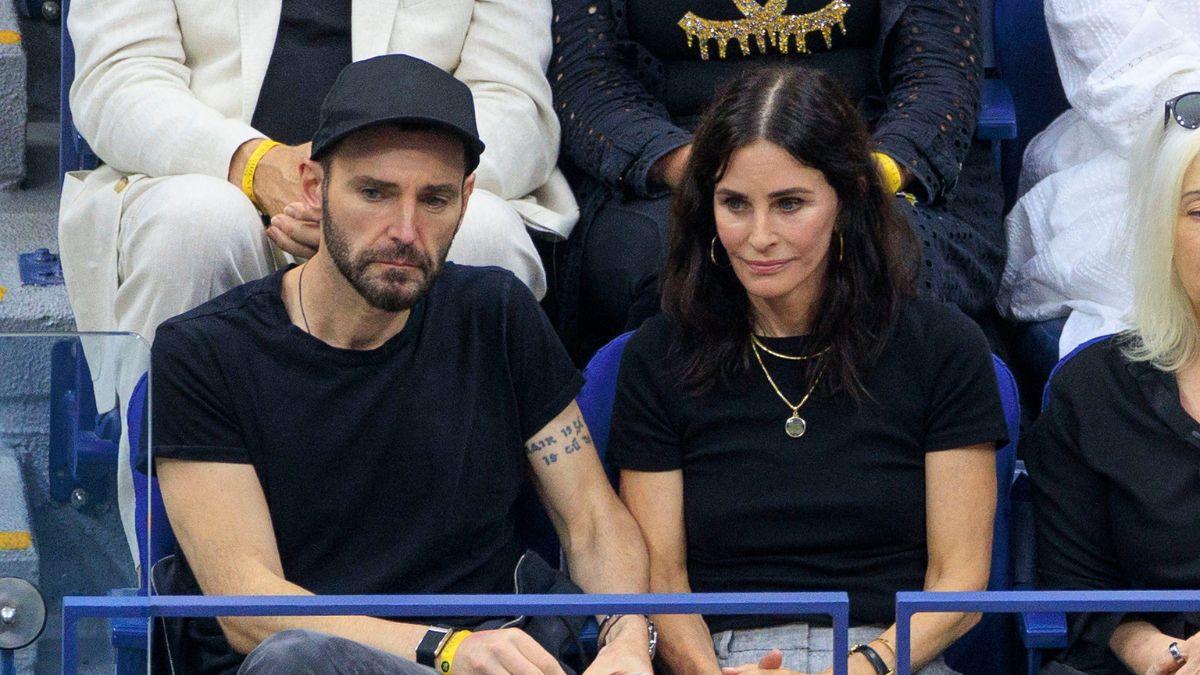 courteney cox ex one foot out door pals claim
