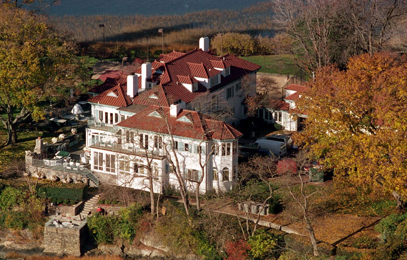 Kathie Lee Gifford Buries Frank Gifford At Connecticut Home