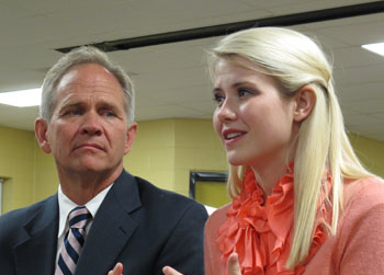 //elizabeth smart talks missing woman